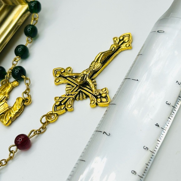 6-item Lot Religious Decor, Framed artwork, Rosary, crucifix Virgin Mary Jesus - Picture 13 of 13